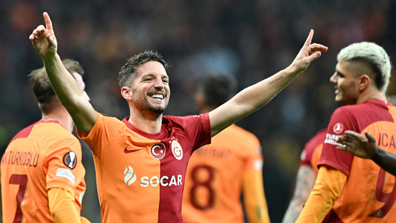 Mertens futbola devam edecek