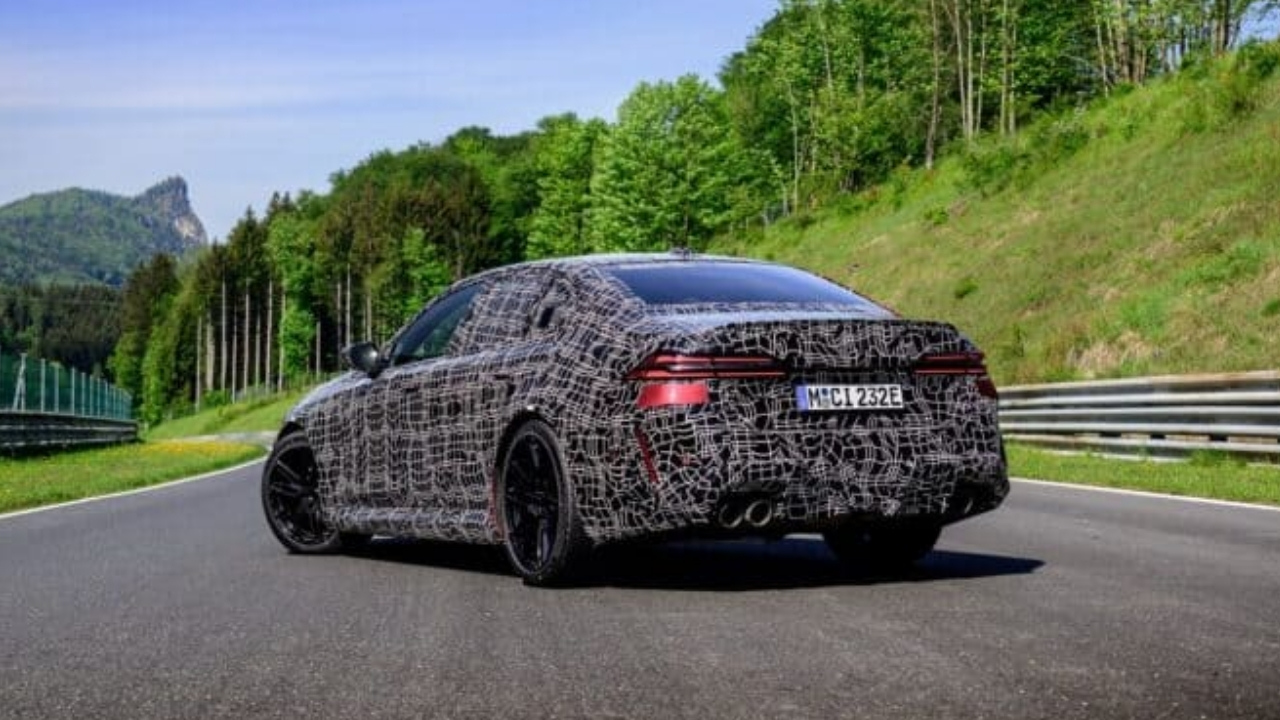 2025 BMW M5 Geliyor: Yeni Teaser Yayınlandı