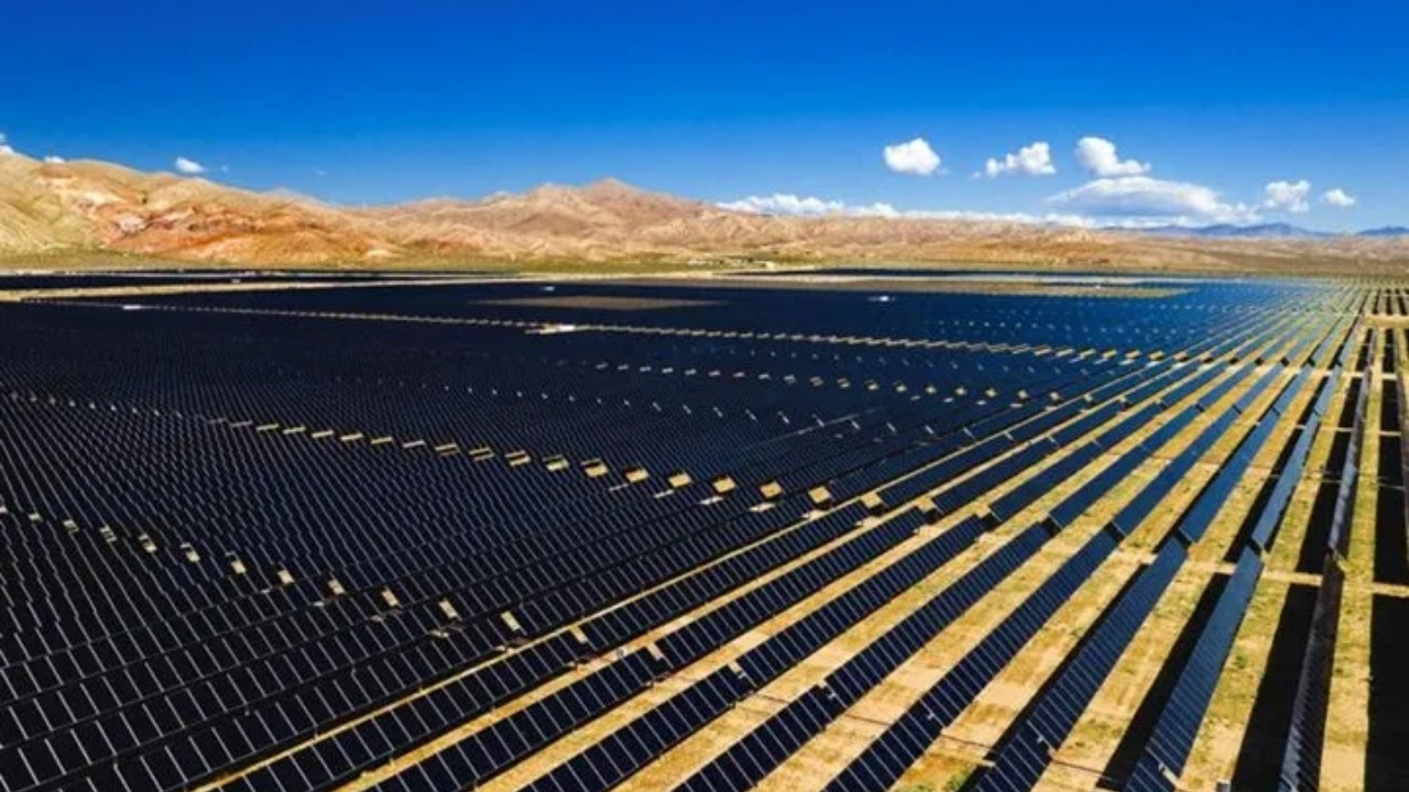 Çin, Dünyanın En Büyük Güneş Enerjisi Santralini Devreye Aldı: 5 GW Büyüklüğünde!