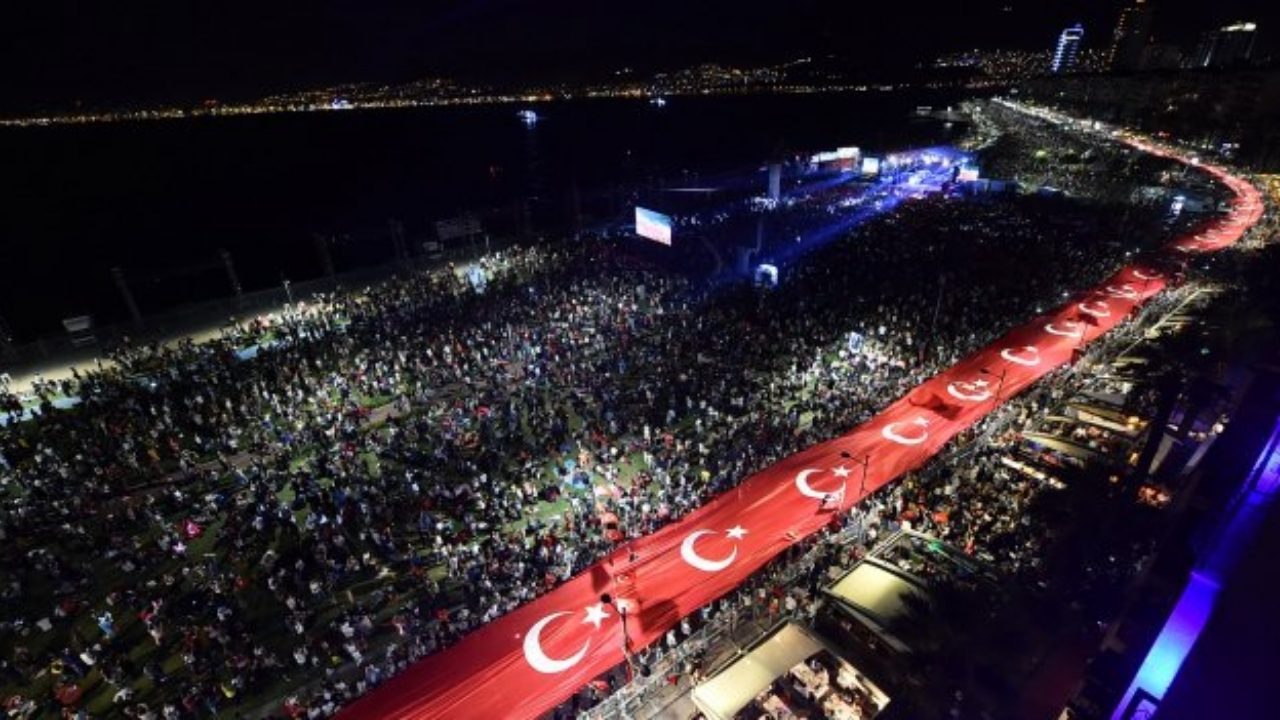 İzmir, Düşman İşgalinden Kurtuluşunun 102. Yıl Dönümünü Coşkuyla Kutluyor!