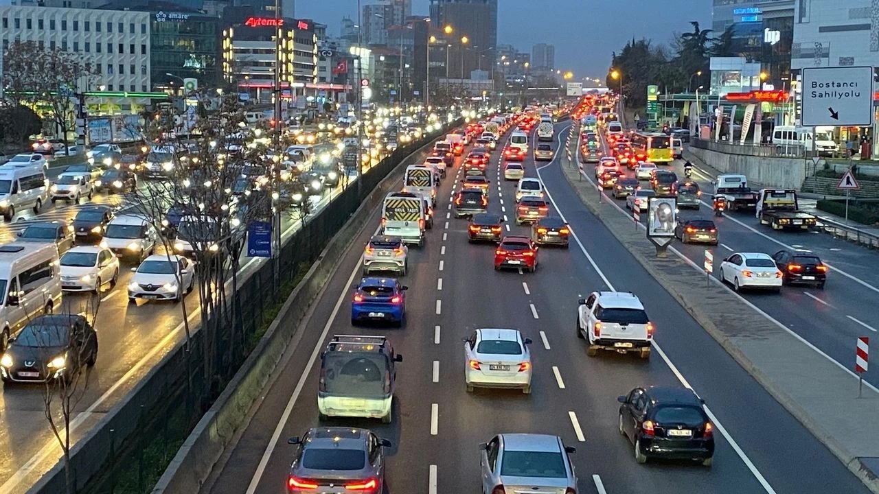 İstanbul’un Kirli Trafiği Kar Yağışını Engelliyor