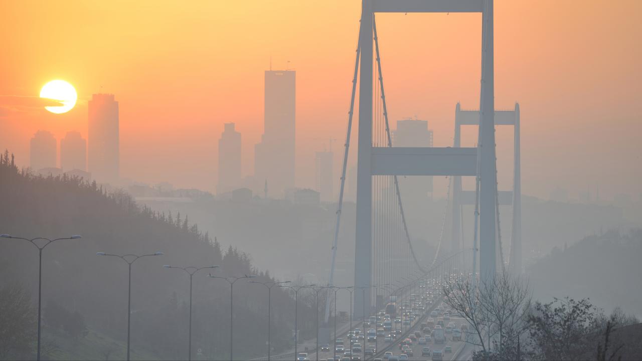 İstanbul’un Kirli Trafiği Kar Yağışını Engelliyor